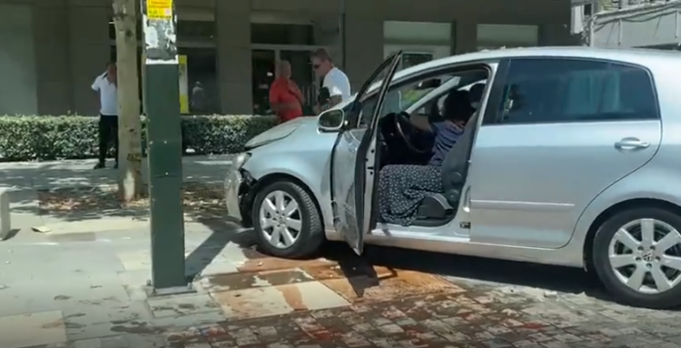 Aksident në Vlorë, makina përfundon në trotuar