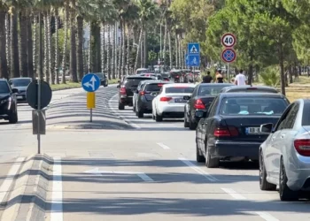 Fluks makinash drejt bregdetit, Vlora bllokohet nga trafiku i rënduar