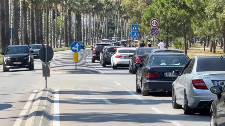 Fluks makinash drejt bregdetit, Vlora bllokohet nga trafiku i rënduar