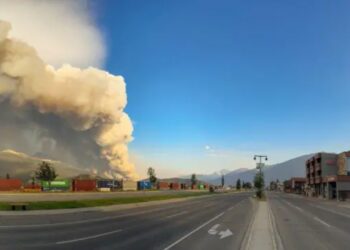 Tymi “pushton” qytetin e Vlorës, zjarri në fushën e mbetjeve është ende aktiv