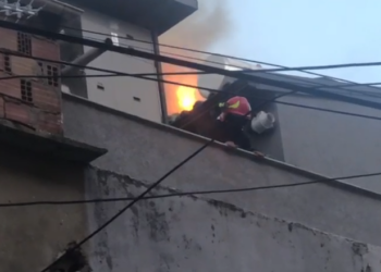 Përfshihet nga flakët kati i dytë i një pallati në Fier