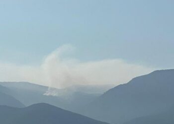 Vatër zjarri edhe në Klos, terreni i vështirë nuk lejon ndërhyrjen e zjarrfikëses