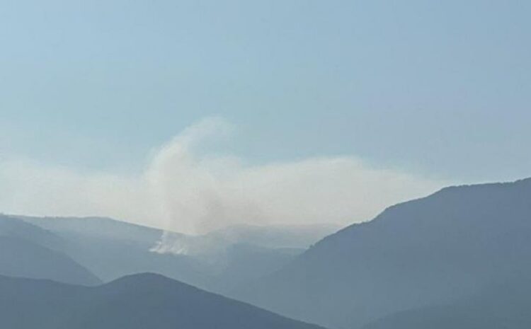 Vatër zjarri edhe në Klos, terreni i vështirë nuk lejon ndërhyrjen e zjarrfikëses