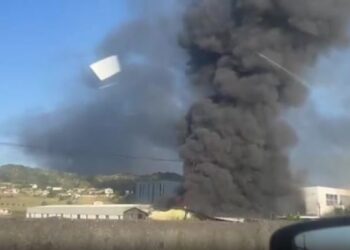 FOTO/ Përfshihet nga flakët një fabrikë këpucësh në zonën e Vorës