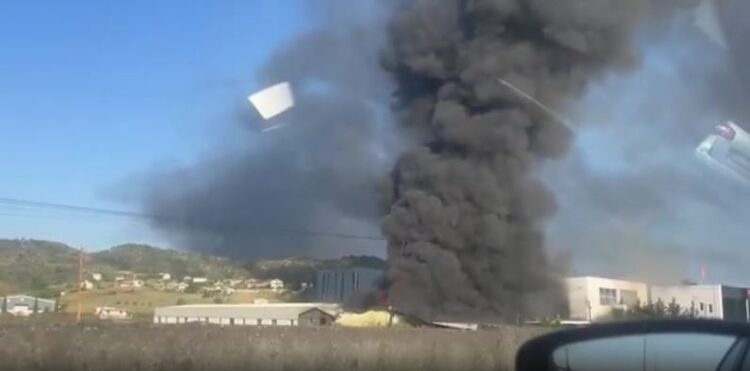 FOTO/ Përfshihet nga flakët një fabrikë këpucësh në zonën e Vorës