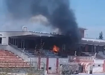 Zjarr në stadiumin e Korçës, flakët përfshijnë tribunën