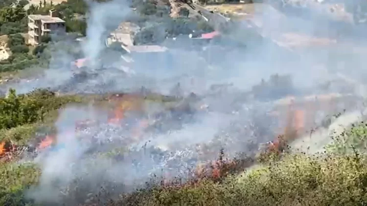 Zjarr i madh në Vlorë afër banesave, dyshohet për zjarrvënie të qëllimshme