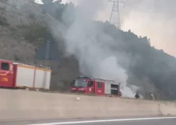 (VIDEO) Digjet makina në aksin Elbasan-Tiranë, një tjetër merr flakë në Kashar