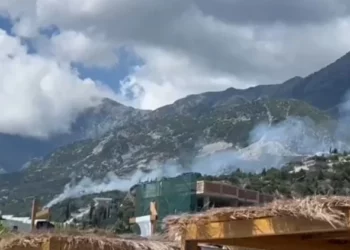 Zjarr në Dhërmi, rrezikohen banesat