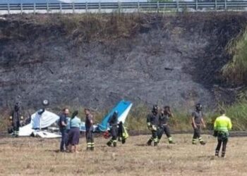 Avioni në Itali rrëzohet pranë autostradës dhe shpërthen në flakë, dy të vdekur