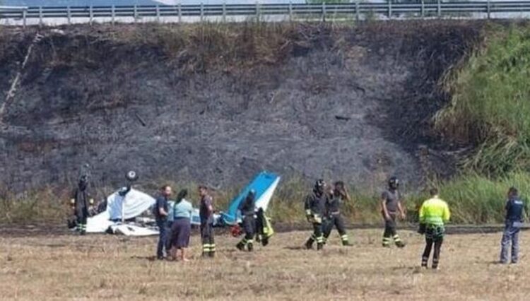 Avioni në Itali rrëzohet pranë autostradës dhe shpërthen në flakë, dy të vdekur