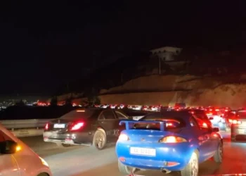 Mbyllet Lungomare për koncert, trafik i rënduar në Vlorë, radhë kilometrike automjetesh