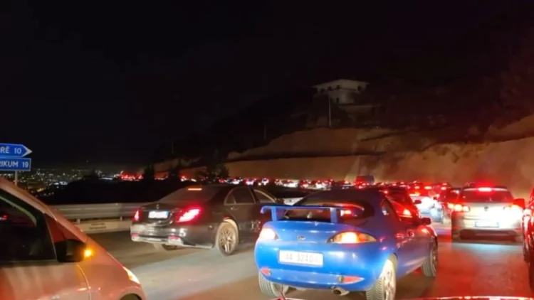 Mbyllet Lungomare për koncert, trafik i rënduar në Vlorë, radhë kilometrike automjetesh
