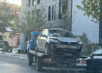 Aksidenti në Tiranë, shoferi humb kontrollin dhe ‘Ford’-i përfundon në trotuar