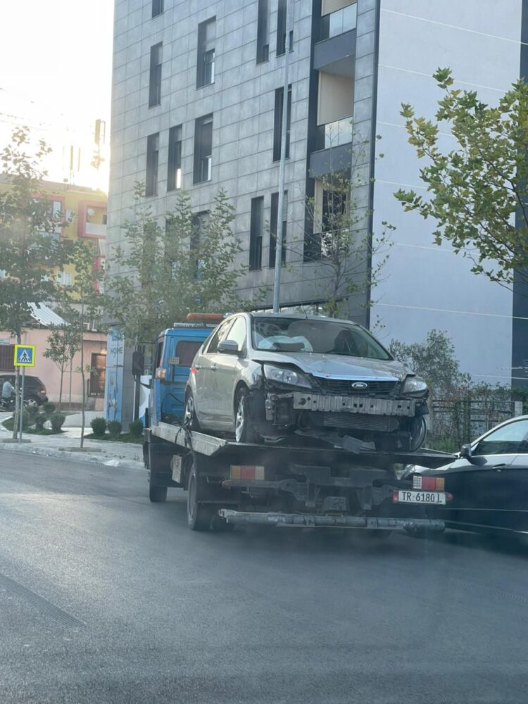 Aksidenti në Tiranë, shoferi humb kontrollin dhe ‘Ford’-i përfundon në trotuar