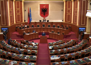 Kush janë deputetët më të gjobitur për mungesat në Kuvend, rekordi mbahet nga Nebijaj