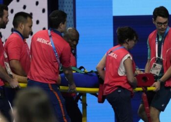 Frikë në Lojërat Olimpike, notarja rrëzohet në pishinë, dërgohet me urgjencë në spital