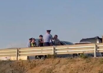 Protesta në Thumanë, Drejtori i Policisë Rrugore Altin Qato qëllon me shpullë një të ri/VIDEO