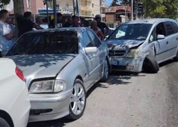 Durrës/ Po dërgonte fëmijën me urgjencë në spital, makina përplaset me furgonin