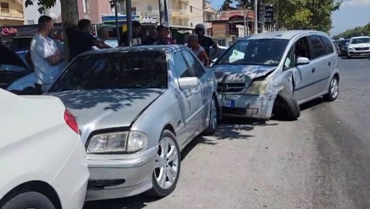 Durrës/ Po dërgonte fëmijën me urgjencë në spital, makina përplaset me furgonin