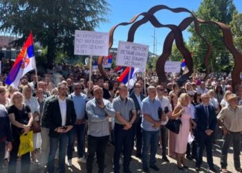 Protestë e serbëve kundër hapjes së urës kryesore mbi lumin Ibër në Mitrovicë