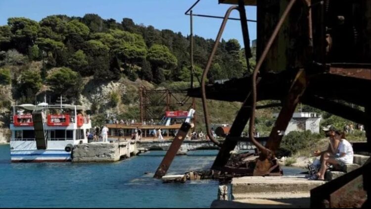 Sazani, Ishulli-xhevahir/ Nga shtëpia e Duçes tek bazat ushtarake të Hoxhës! Trump do ta bëjë strehë për miliarderët