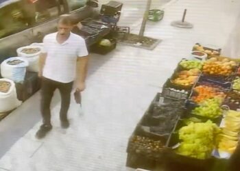 VIDEO – Vrasja në Pogradec, viktima del nga lokali i dhunuar e më pas rrëzohet. Akuza ndaj Policisë