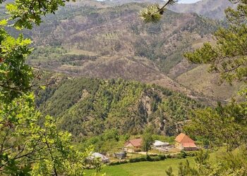 U gjet i vrarë me plumb në dhomën e gjumit, dyshimet për vrasjen në Mirditë