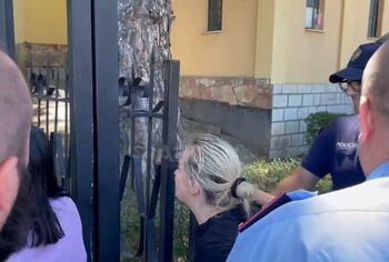 VIDEO – “O kafshë”, motra e Egli Progës pret në derën e Gjykatës së Korçës vrasësin e dyshuar të vëllait