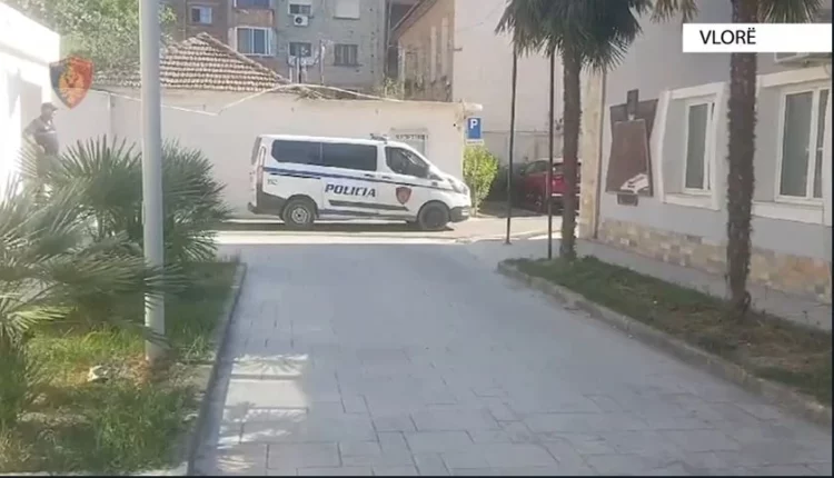 Plagos dy kushërinjtë e tij tek klubi i natës në Vlorë, arrestohet 19-vjeçari