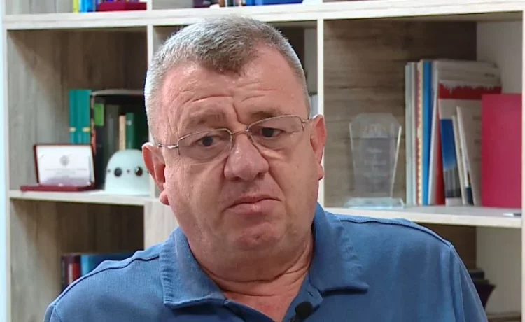 Urdhri i Mjekut kundër ndalimit të bluzave të bardha për të punuar dhe në shtet edhe në privat