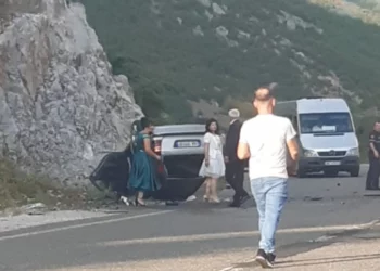 Makina del nga rruga në Bulqizë dhe përmbyset, plagoset shoferi dhe një pasagjer