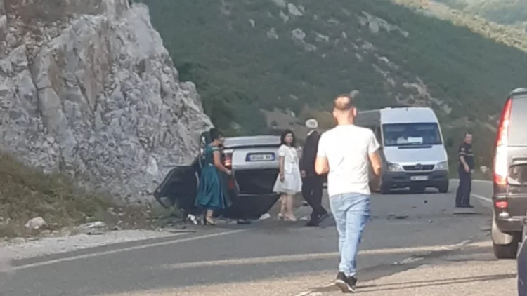 Makina del nga rruga në Bulqizë dhe përmbyset, plagoset shoferi dhe një pasagjer