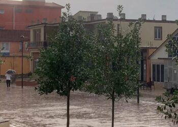 Reshje të dendura në Burrel/ Përmbyten rrugët e qytetit, rrezikohen dhe banorët