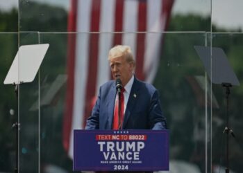 Fushata në SHBA/ Trump, miting pas një xhami anti plumb