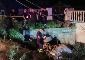 Makina del nga rruga në Lushnje dhe përfundon në një grumbull hekurash, një i vdekur