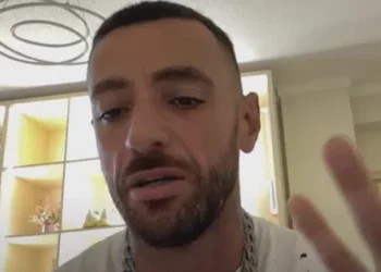 “I kam duart e prera”- Stresi i çon mesazh Medi Isenit, tregon detaje nga sherri (VIDEO)