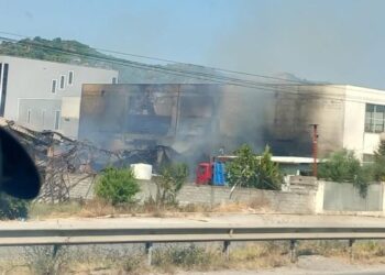 Përfshihet nga flakët godina në autostradën Tiranë-Durrës (FOTO)