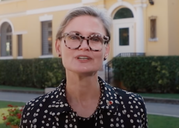 Video – E ngarkuara me punë e SHBA në Tiranë flet shqip: Do të punojmë së bashku për të promovuar vlerat demokratike