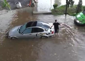 Reshjet në Librazhd përmbysin lagje dhe rrugë, ndërpritet edhe energjia