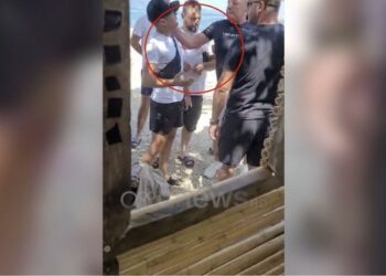 (Video +Fotot) Ankohet për hapësirat e plazhit “të zëna” nga hoteli “Regina”, pronari Vasil Bedinaj grushton qytetarin