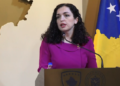 Incident në Shkup, sigurimi tenton t’i marrë celularin Vjosa Osmanit, përplasje fizike me truprojat