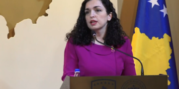 Incident në Shkup, sigurimi tenton t’i marrë celularin Vjosa Osmanit, përplasje fizike me truprojat