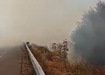 Mbulohet nga tymi Rruga e Kombit, zjarr në të dyja anët në Fushë Milot