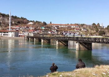 Shpëtohet 49-vjeçari, tentoi t’i jepte fund jetës duke u hedhur nga ura e Bunës