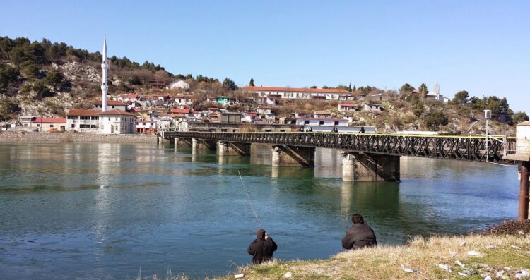 Shpëtohet 49-vjeçari, tentoi t’i jepte fund jetës duke u hedhur nga ura e Bunës