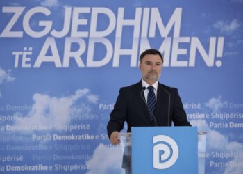 Ndahen rrugët me Bashën, anti-berishistët mbledhin firmat për partinë e re