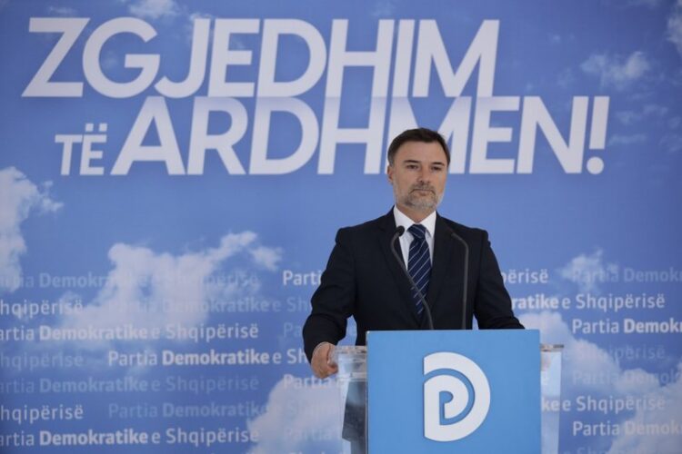 Ndahen rrugët me Bashën, anti-berishistët mbledhin firmat për partinë e re