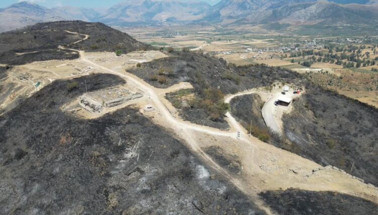 “Parku arkeologjik nuk u prek”/ Imazhet pas zjarrit nxjerrin zbuluar dy ministrat