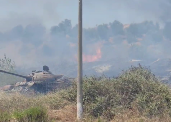 Zjarr pranë repartit ushtarak në Fier, dëgjohen shpërthime fishekësh